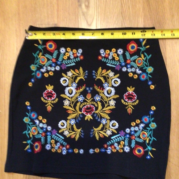 Women’s Embroidered Mini Skirt in Black Floral Combo Sz S NWT - Picture 6 of 7
